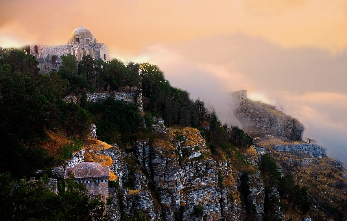 Erice, al tramonto,  tra le nuvole