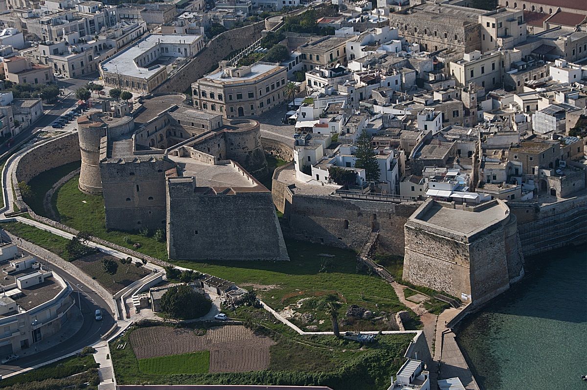 Le mura del castello di Otranto        Paesaggio