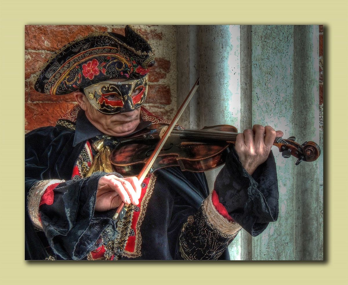 Musicista in maschera