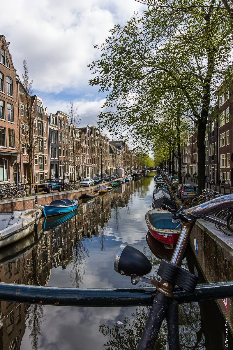 Canale di Amsterdam con bici