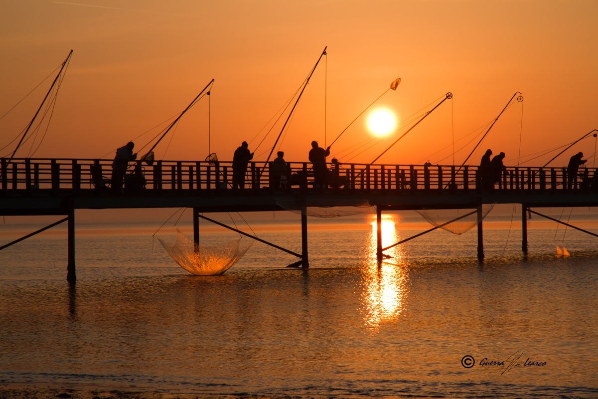 pescata all'alba dal pontile