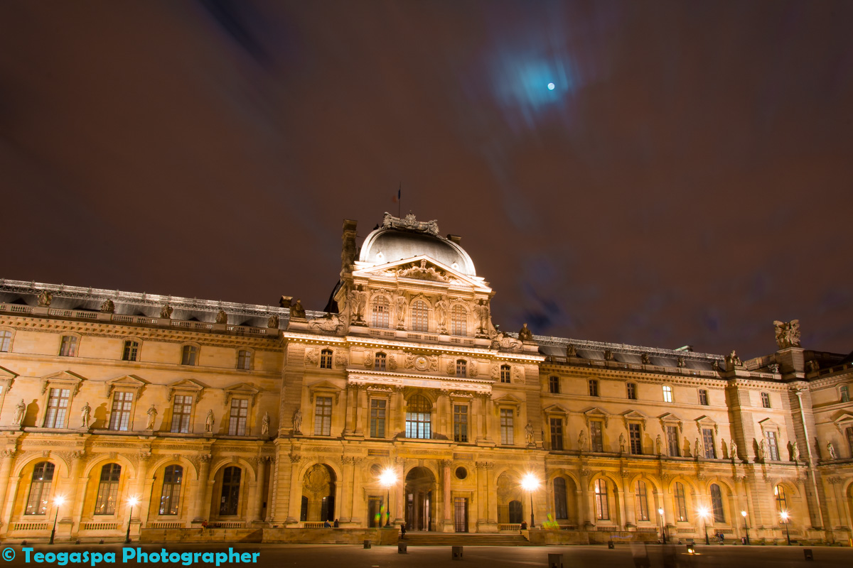 Square of the Louvre at night