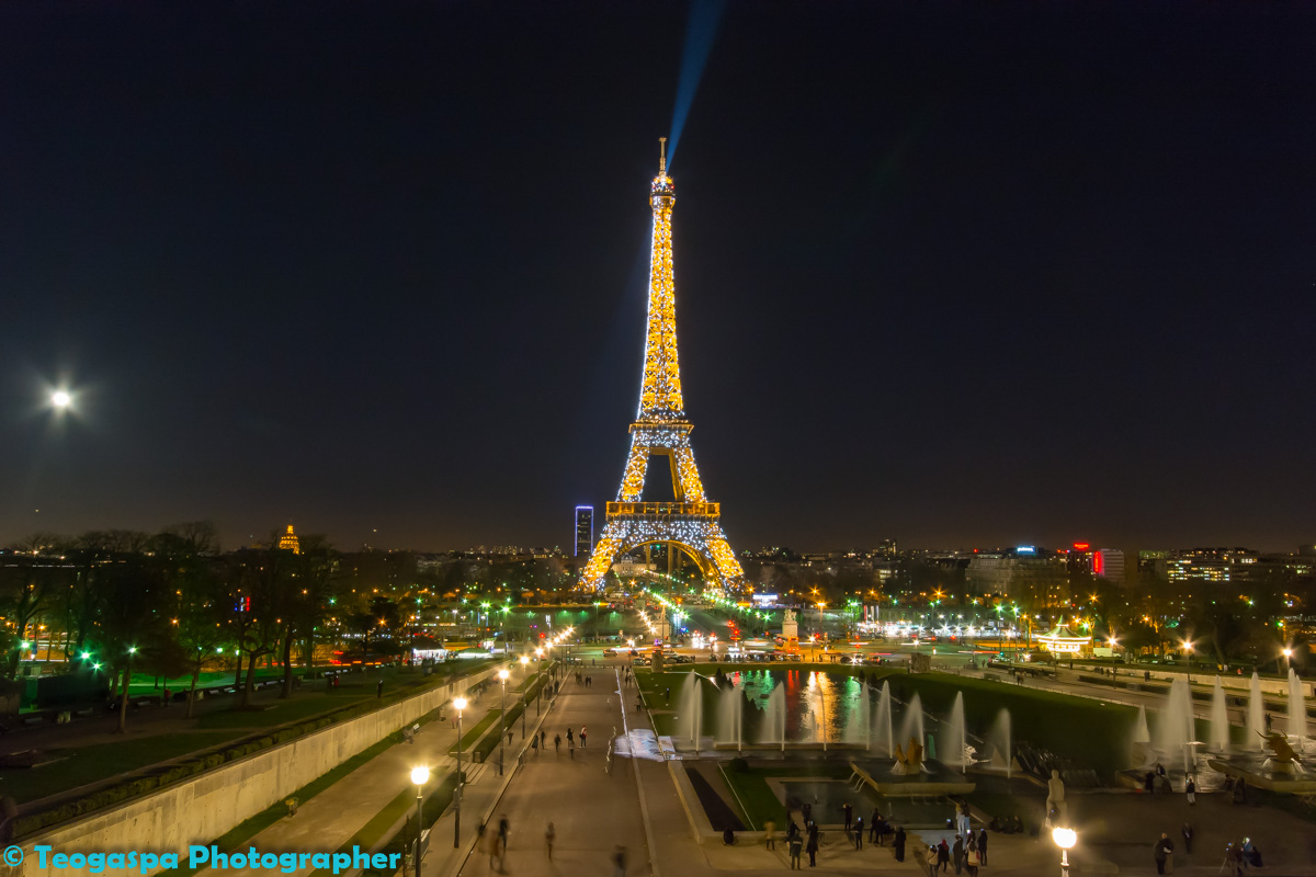 Eiffel Tower that sparkles