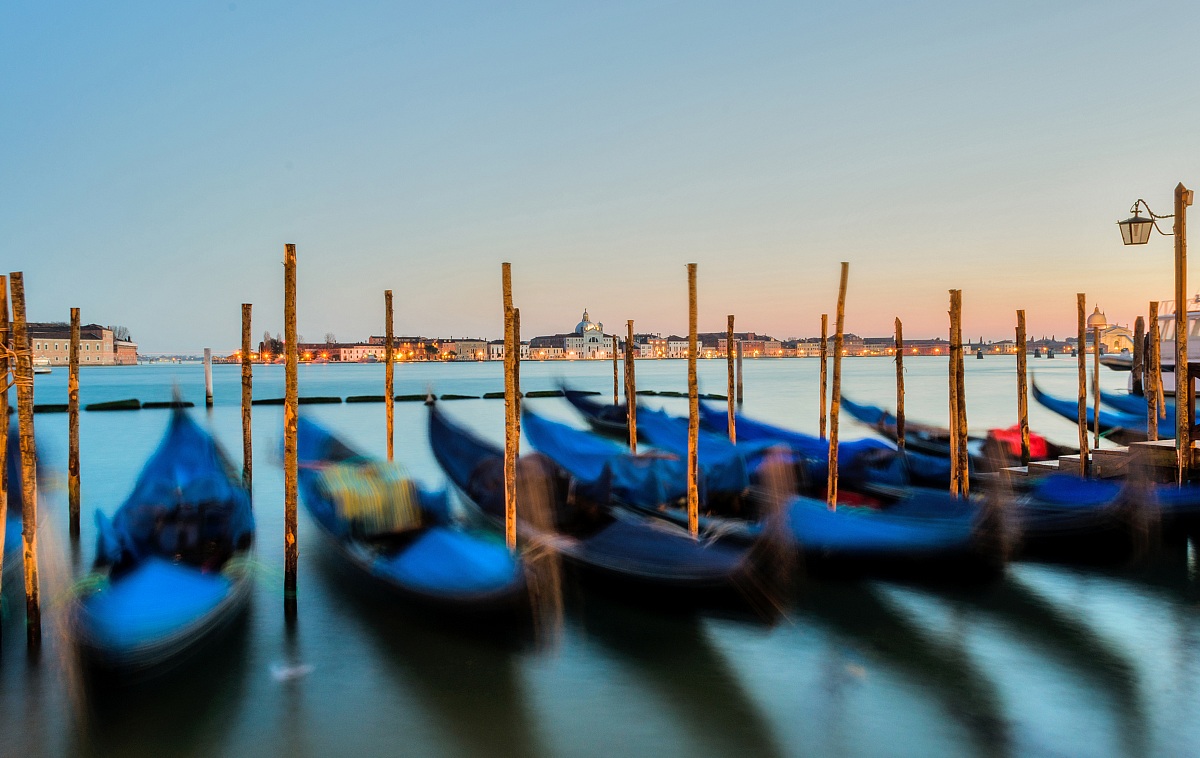 Gondole in balia delle onde