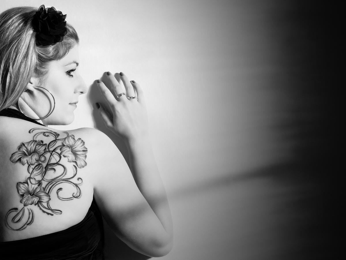 La ragazza con il tatuaggio del fiore