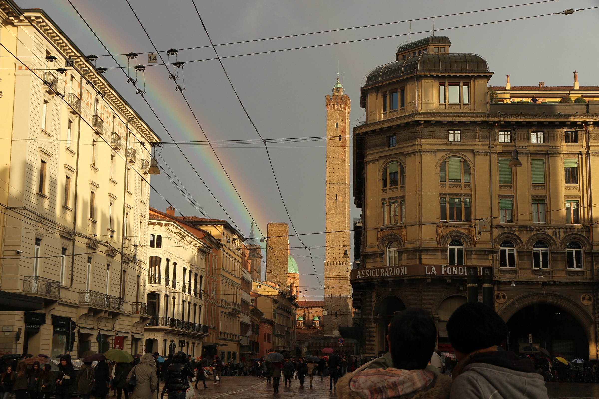 Bologna arcobaleno sulle Torri