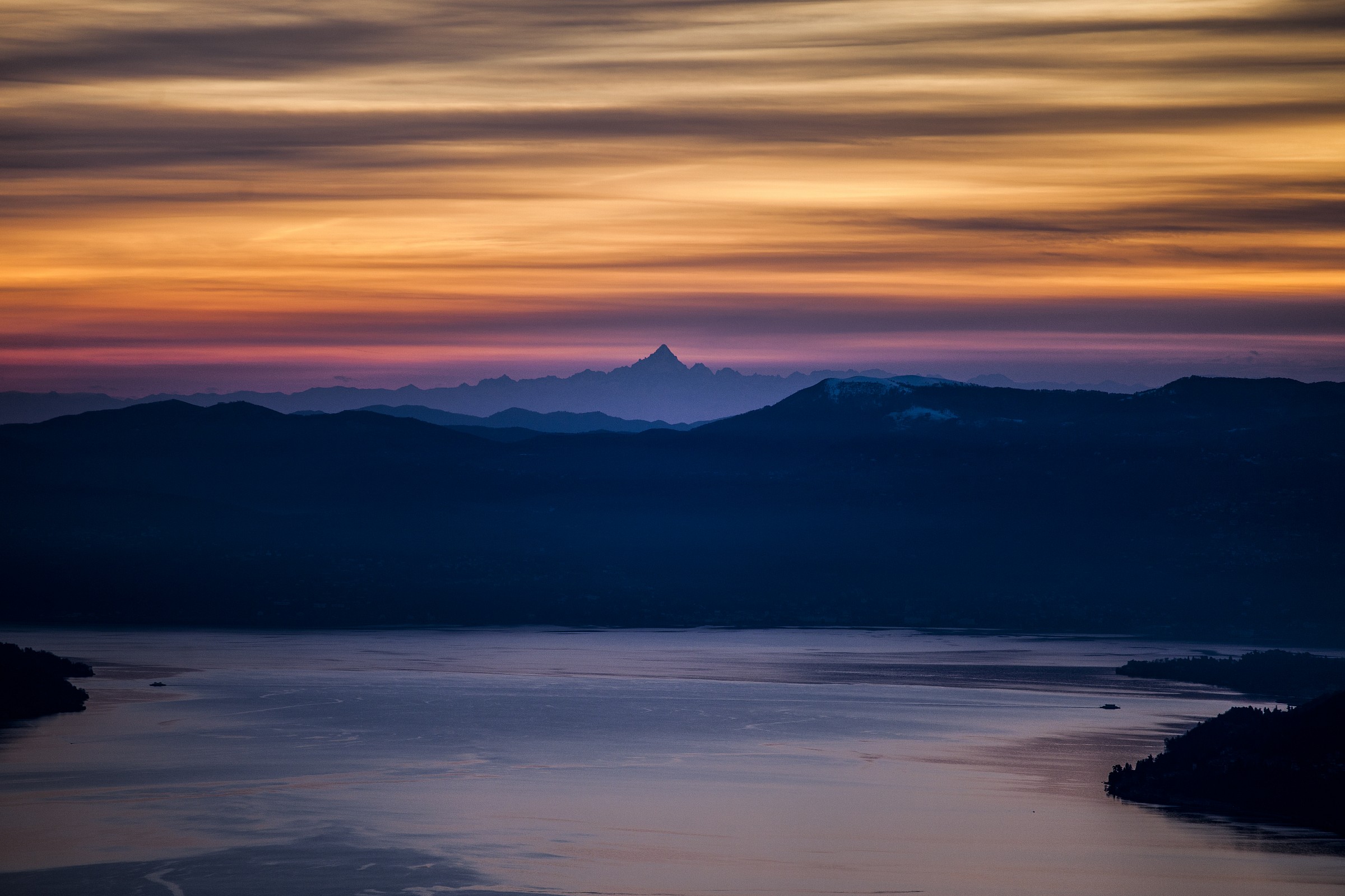 il lago maggiore che si inchina al dio Monviso