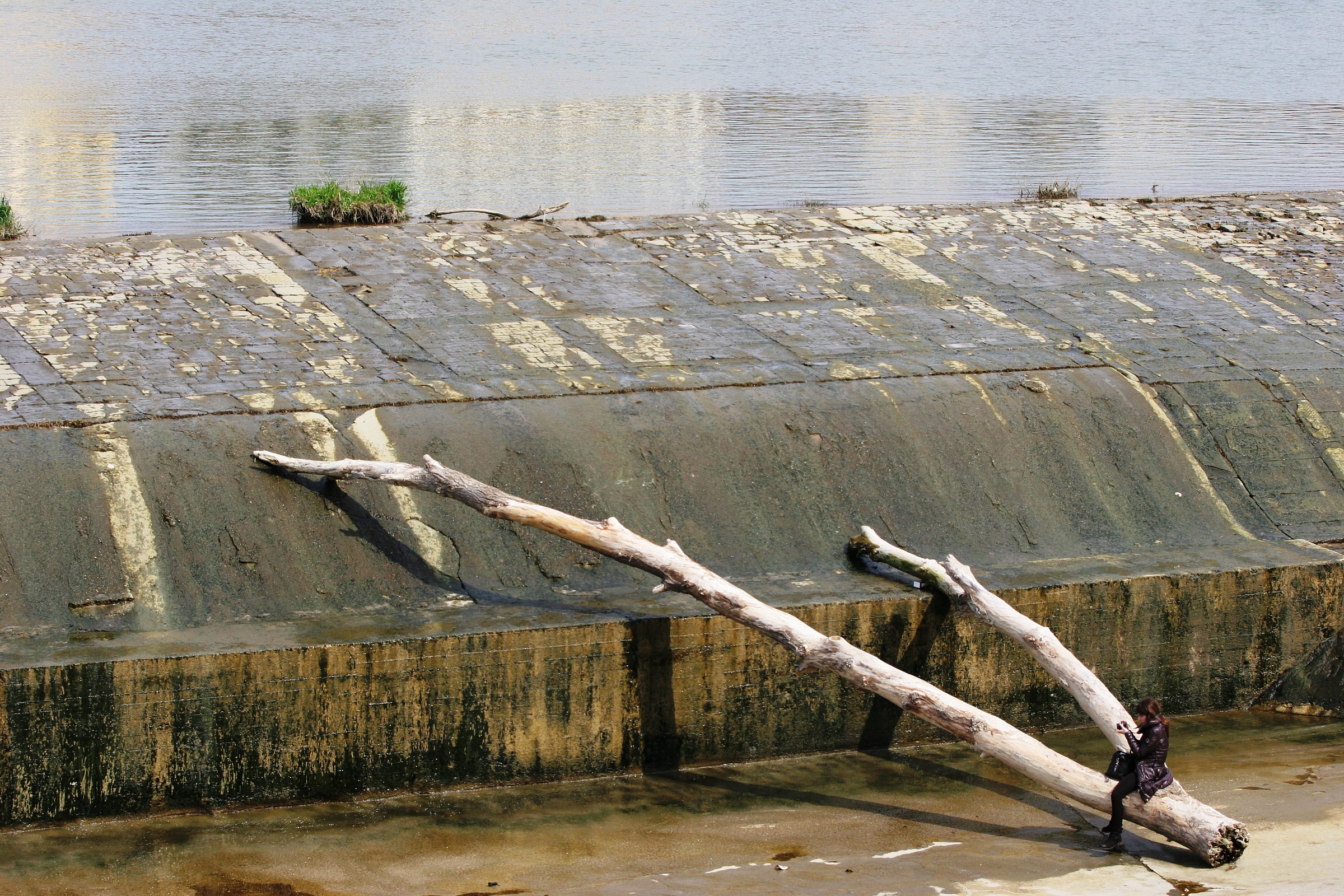 ragazza  nel letto.... dell'Arno