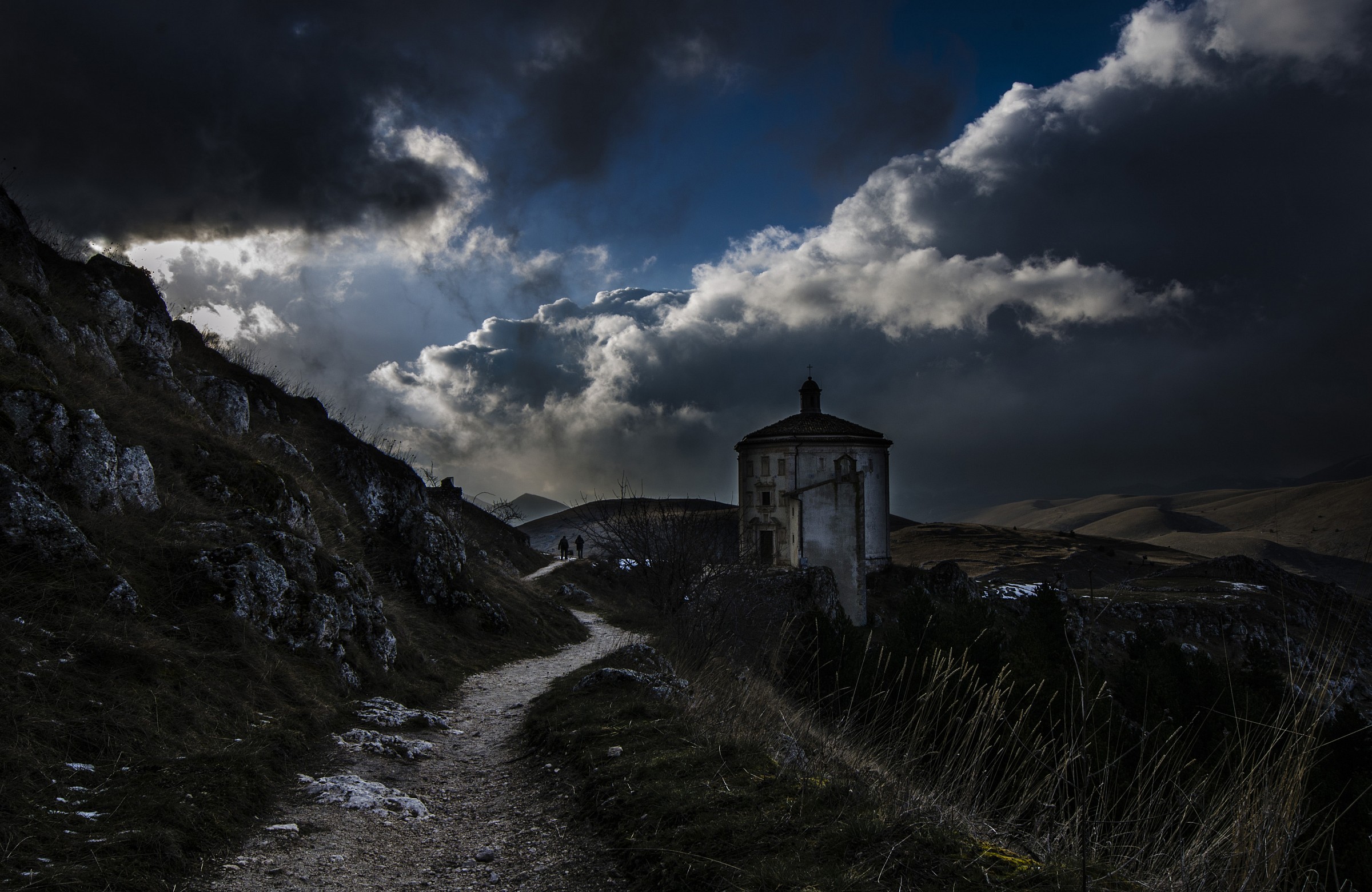 Rocca Calascio-in path at sunset