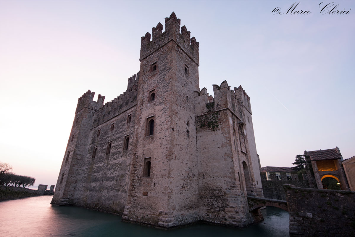 Castello di Sirmione all'alba