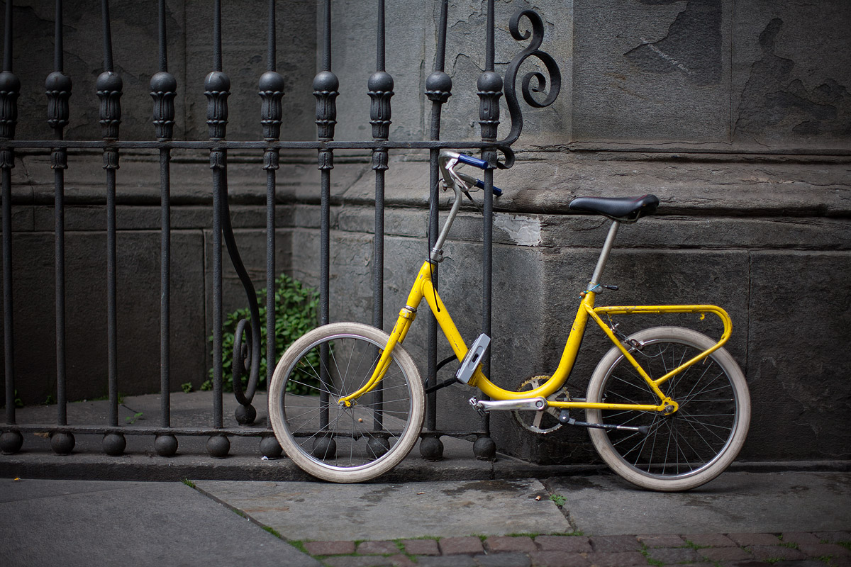 Bicicletta gialla al quadrilatero