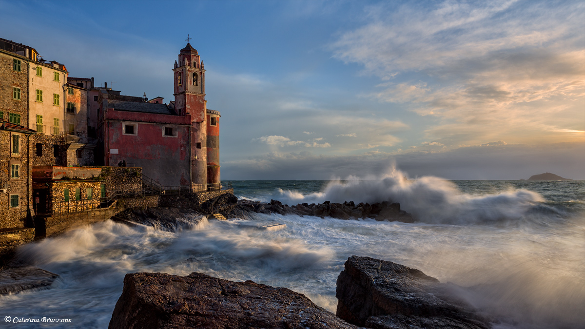 Tellaro: mareggiata al tramonto