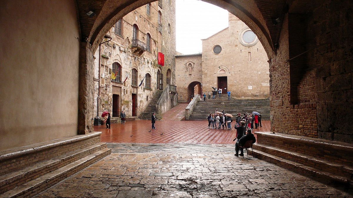 Sotto la loggia di San Gimignano