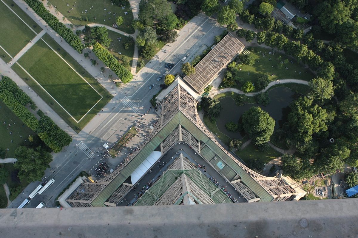 All'angolo della Torre Eiffel
