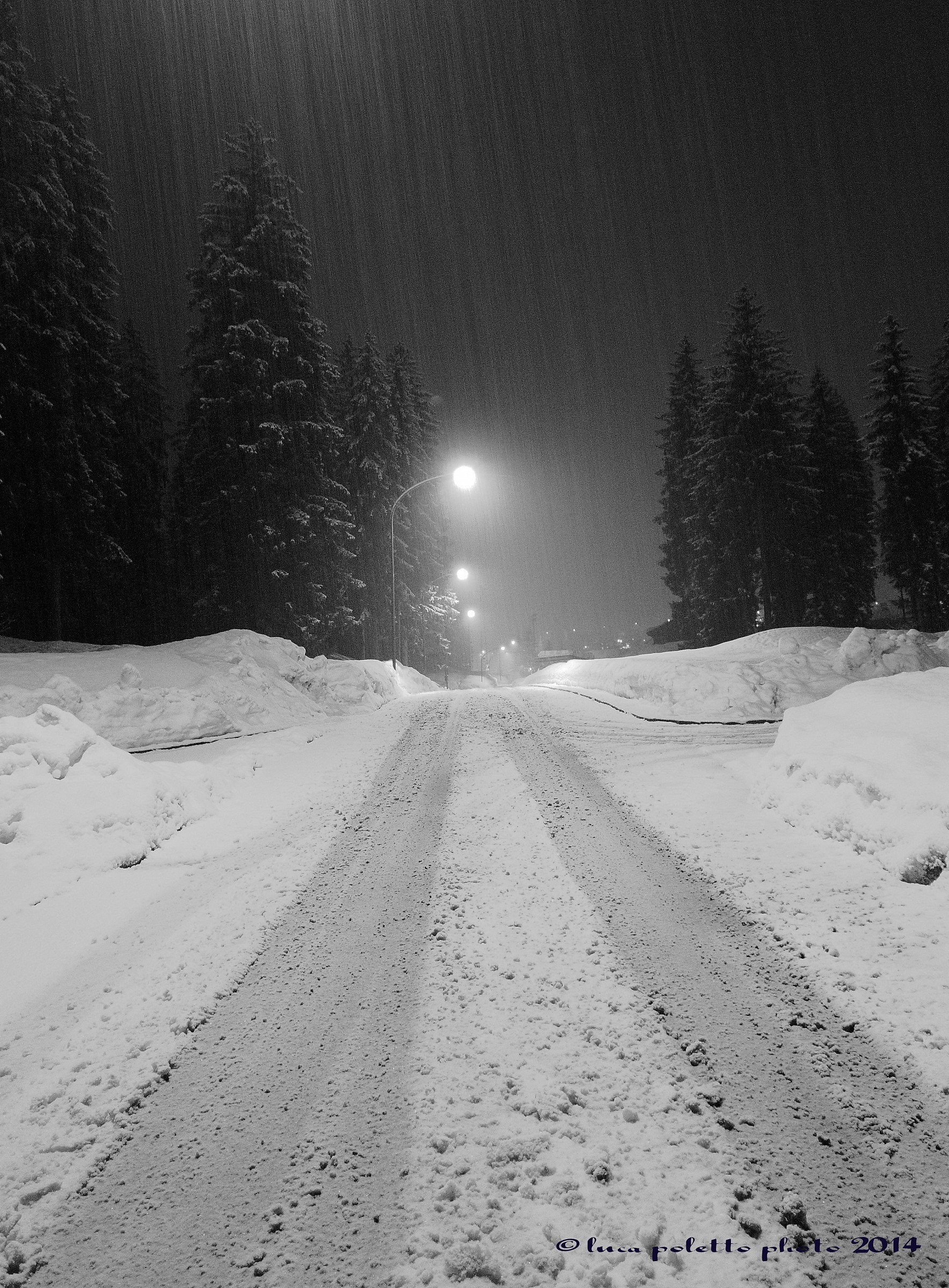 a passeggio sotto la neve