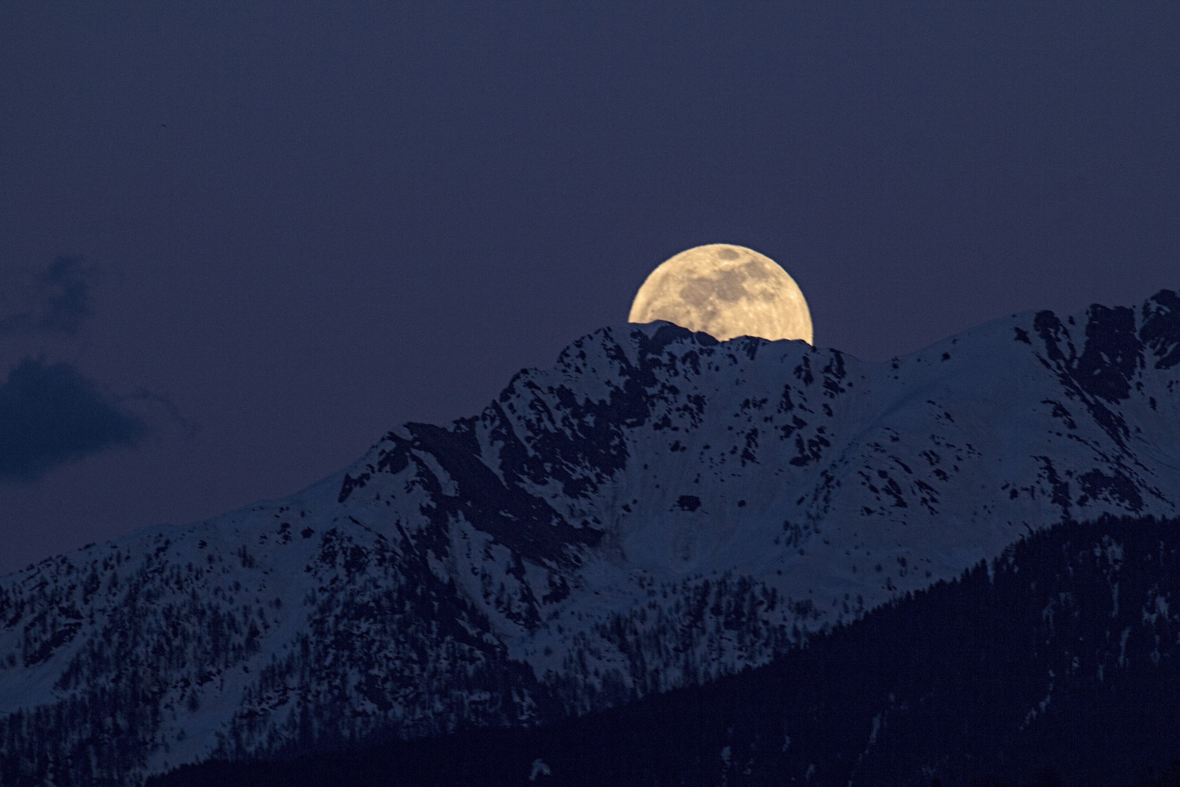 luna sorge dietro le orobie