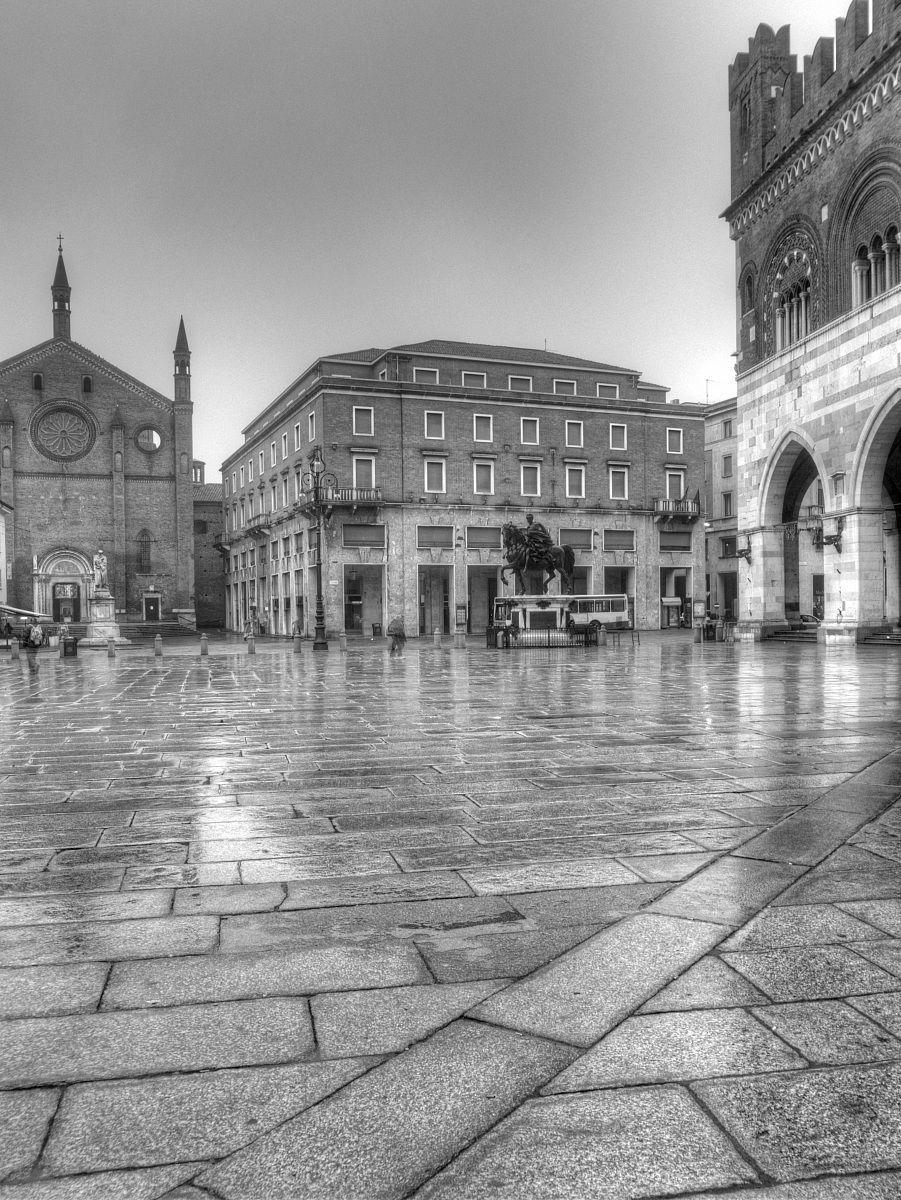 Piacenza - Piazza Cavalli n.2