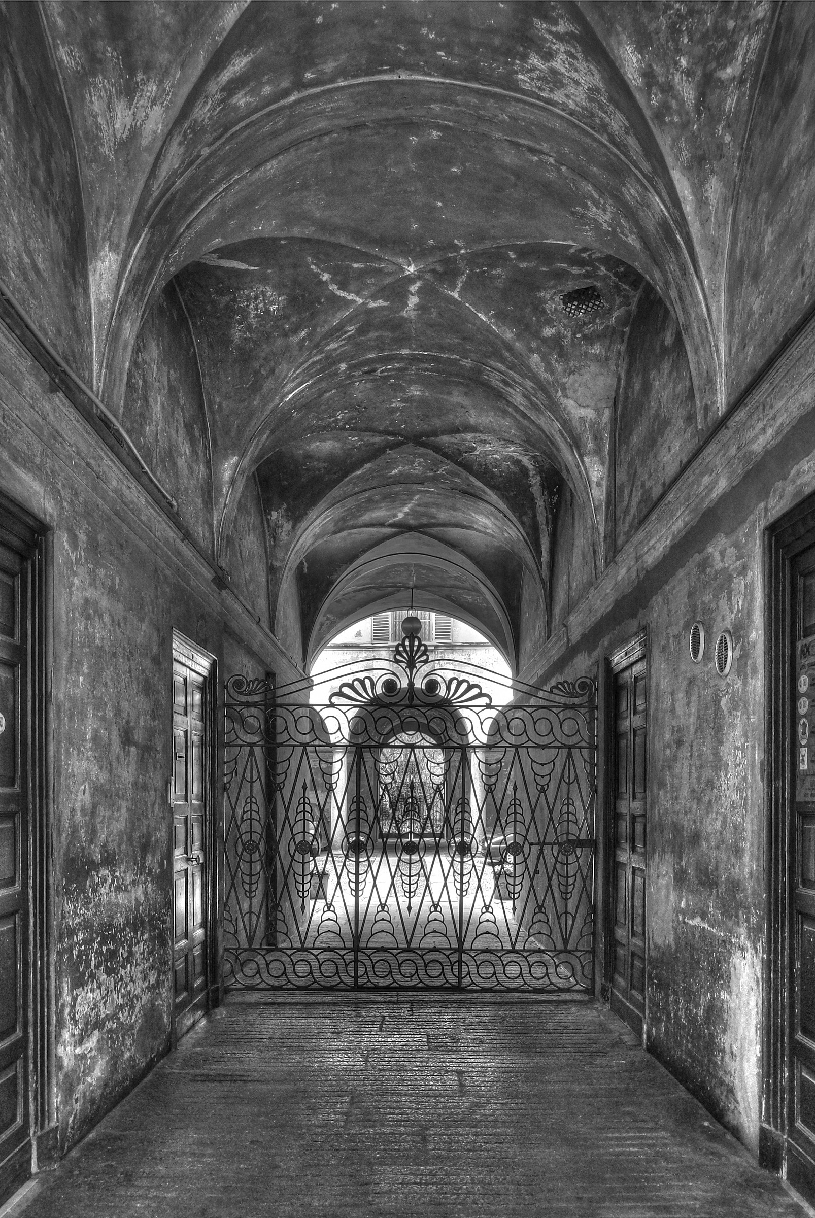 Piacenza - Ingresso in un Palazzo Signorile