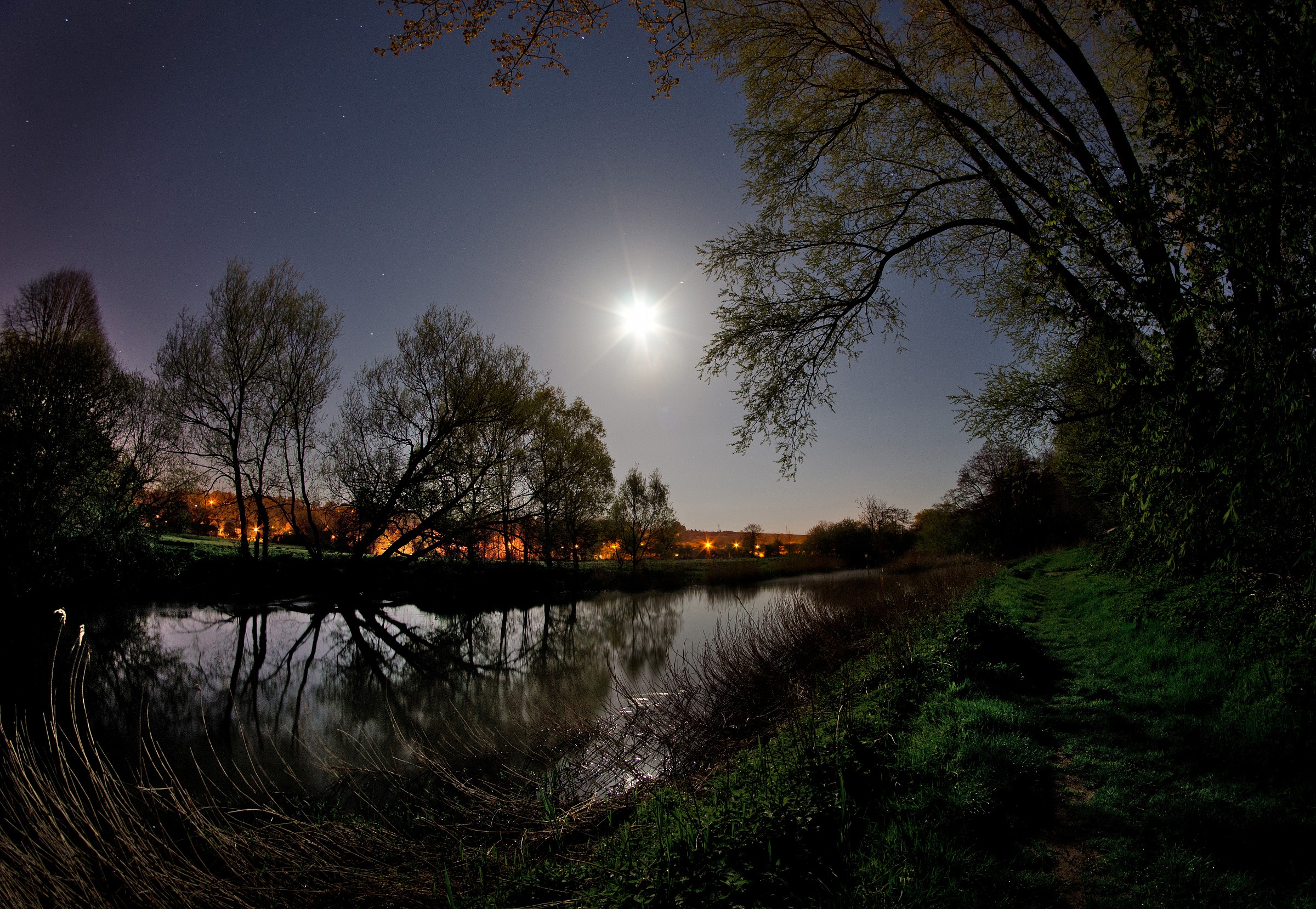 Moonlight e River Bank