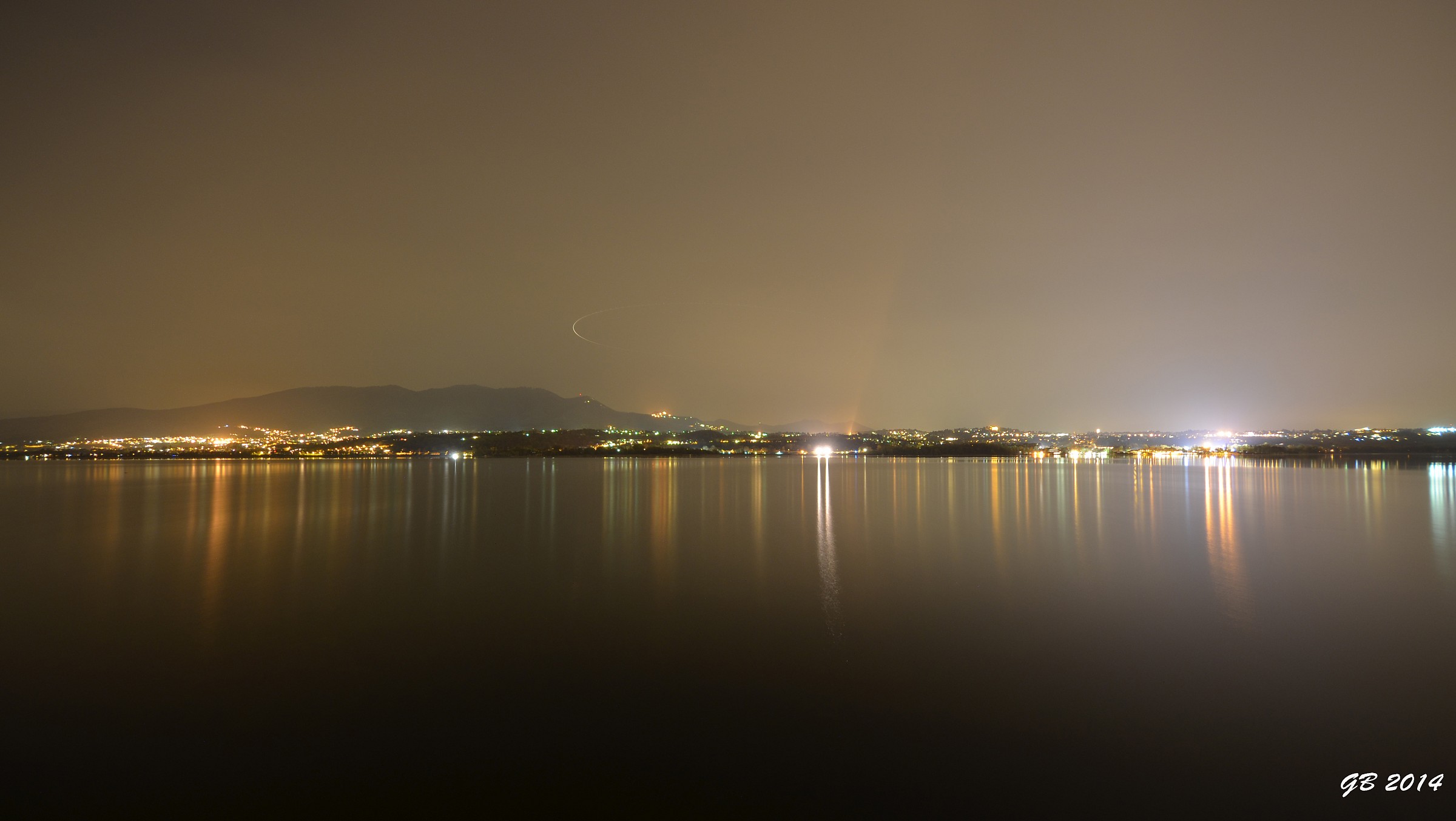 scie luminose sopra il Lago di Varese