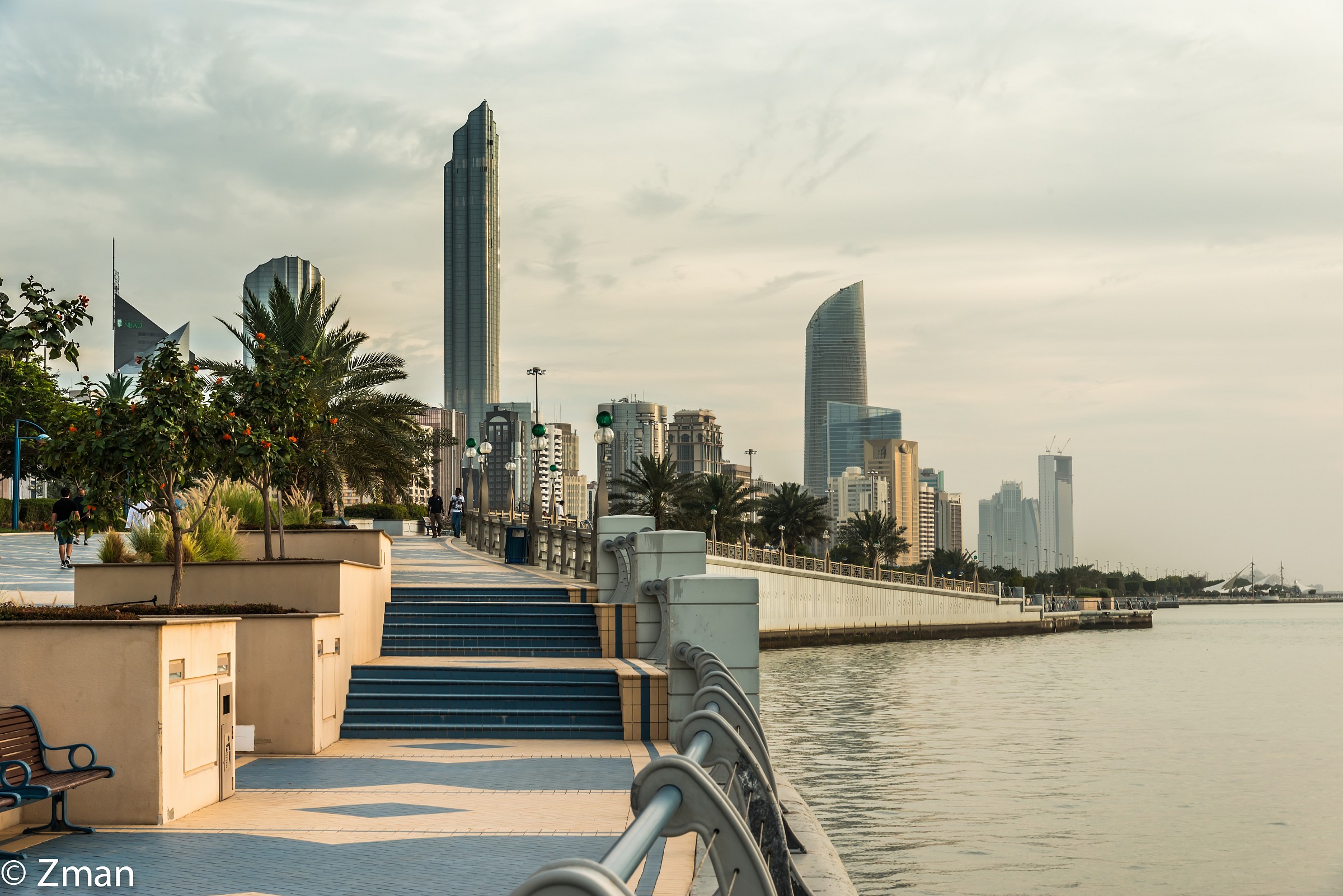 Indietro di Abu Dhabi. Abu Dhabi Corniche Promenade