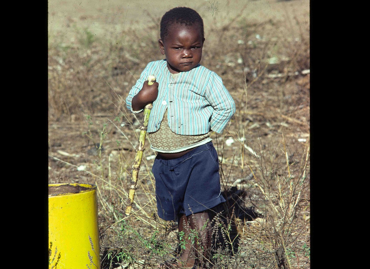 Bambino con colazione (canna da zucchero) - Malawi -