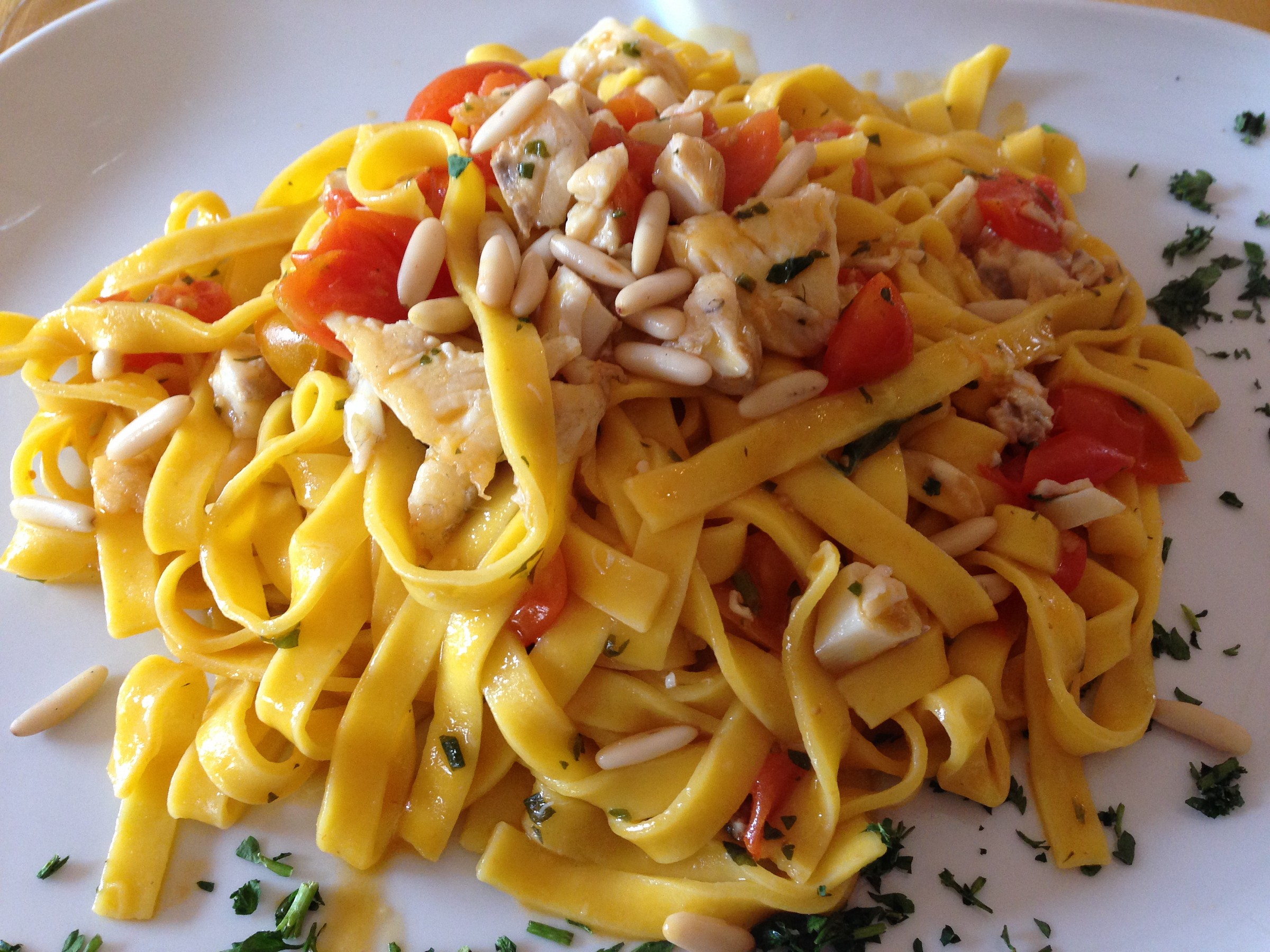 fettuccine al profumo di cernia, con pinoli