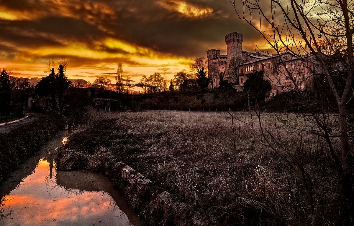 Rocca di Vignola al tramonto