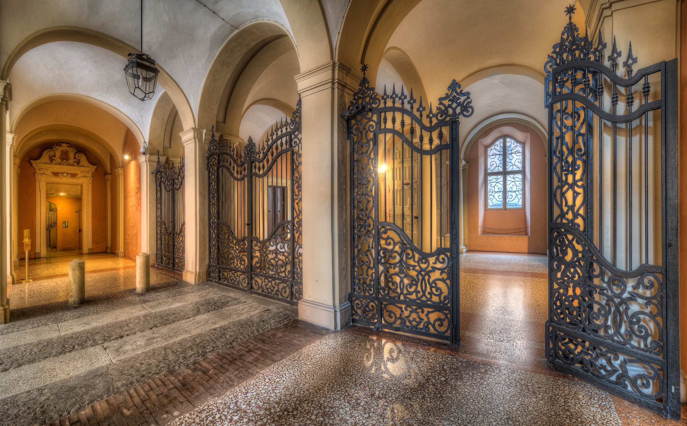 Via Galliera, androne Palazzo Aldrovandi