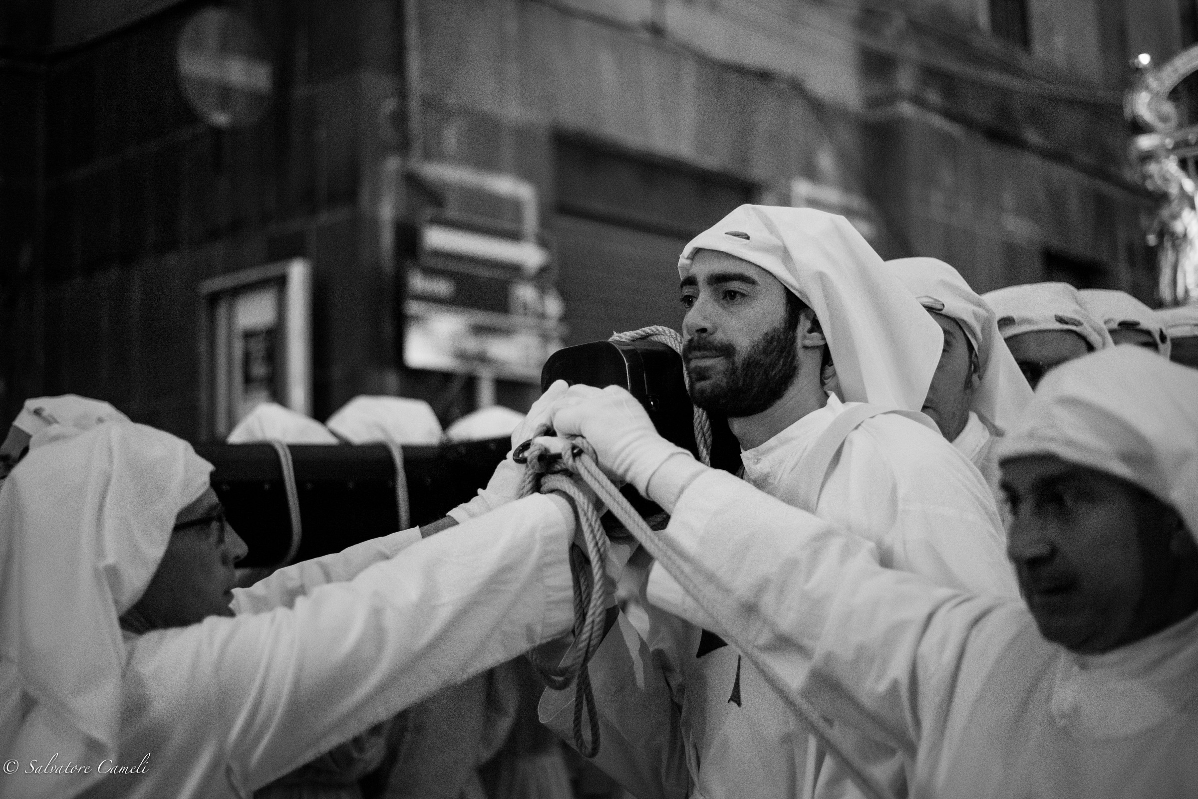 Confrate che sorregge la bara del Cristo morto