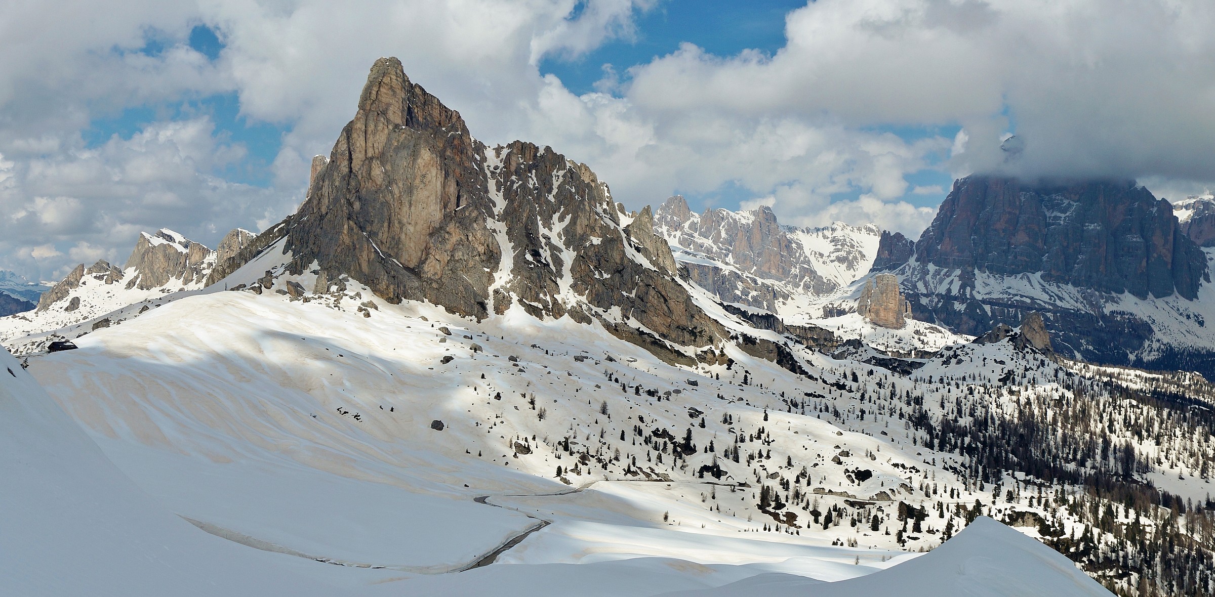 La strada che sale al Passo Giau