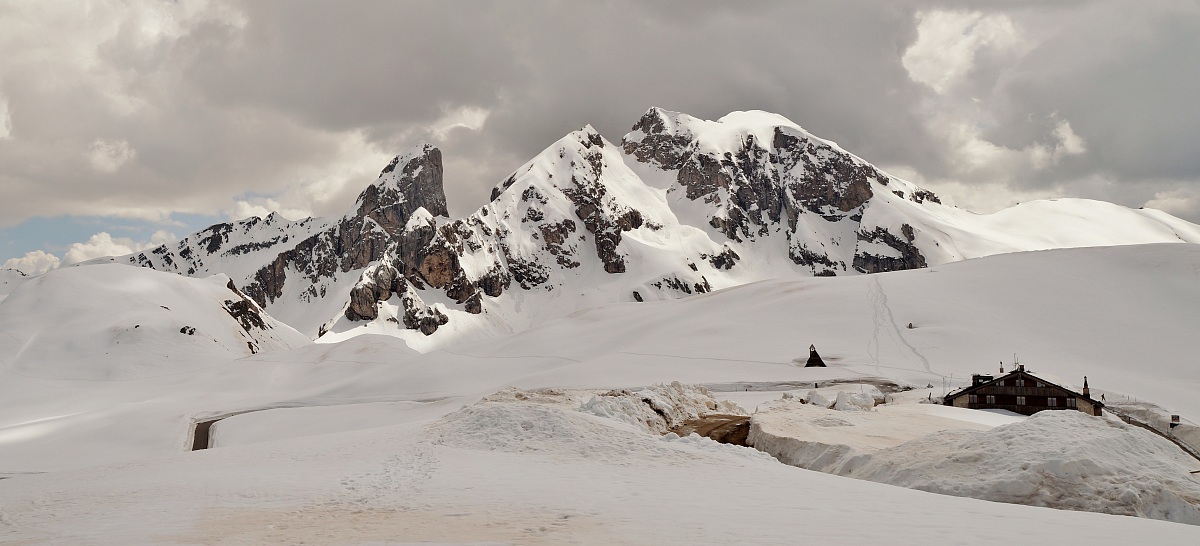 Il Rifugio al Passo Giau semisommerso dalla neve