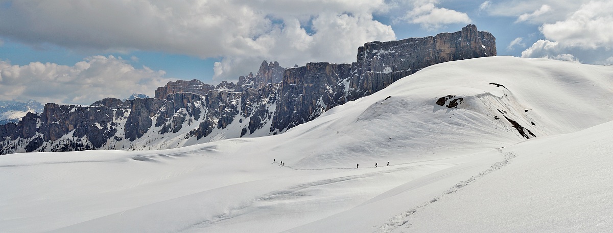 Ciaspolatori in marcia verso la Croda da Lago
