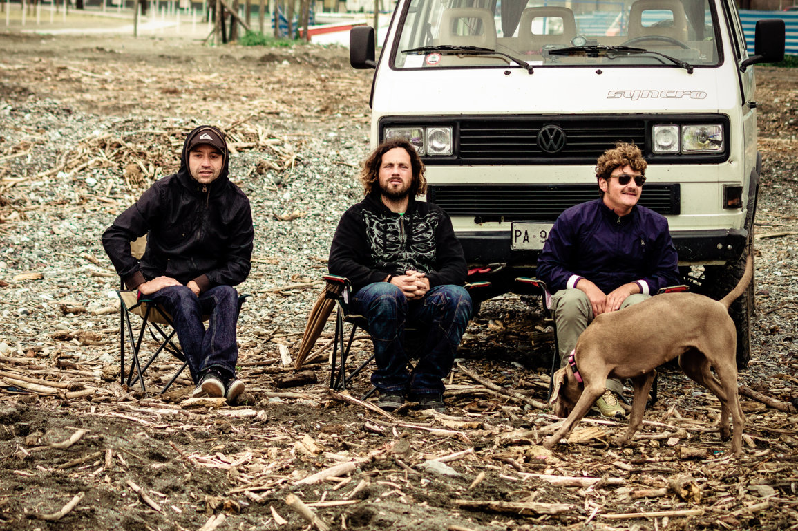 C'è chi entra, e chi si attrezza per guardare