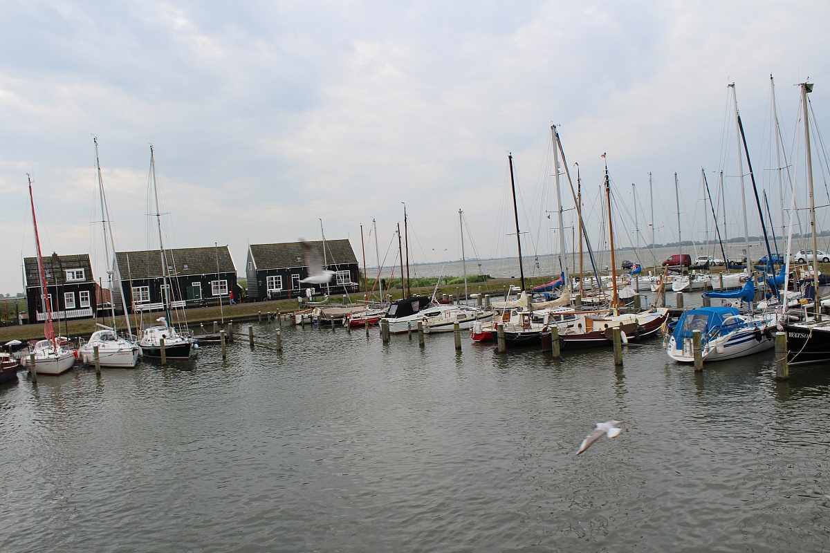 Volendam: fishers' harbor