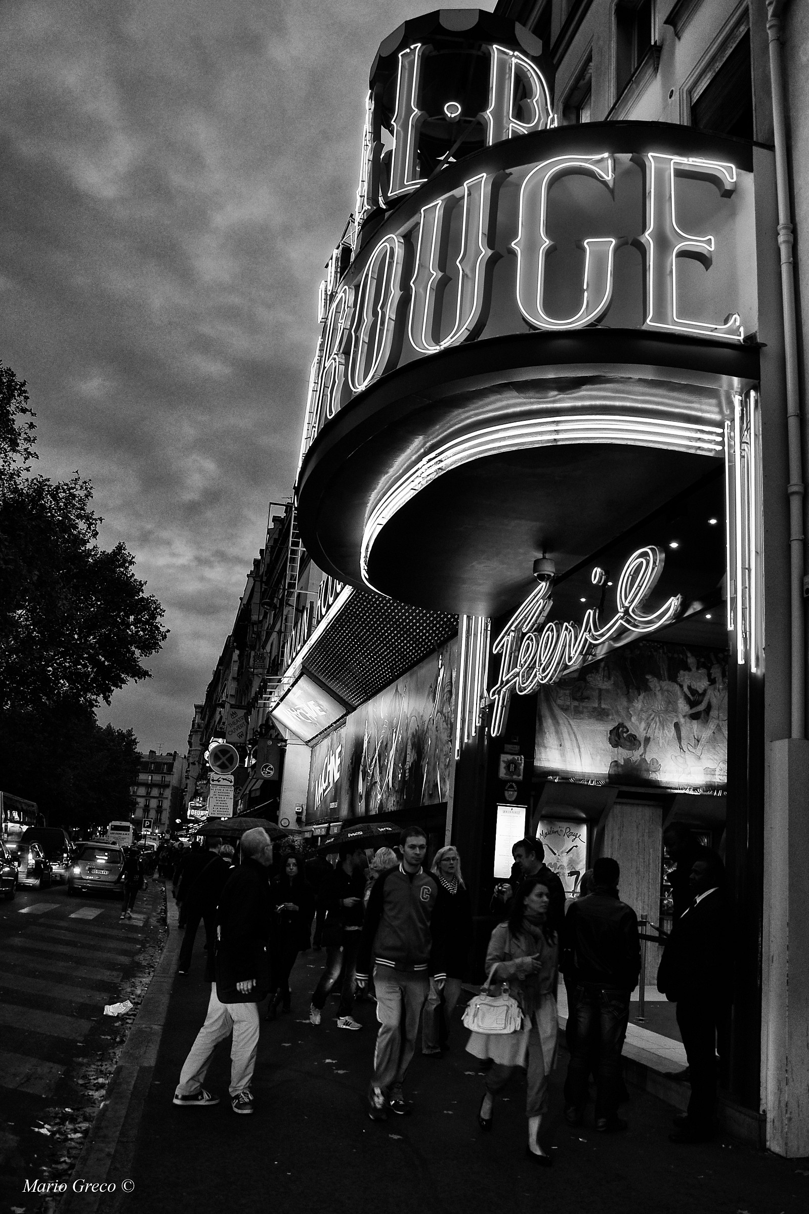 Le Moulin Rouge all'imbrunire