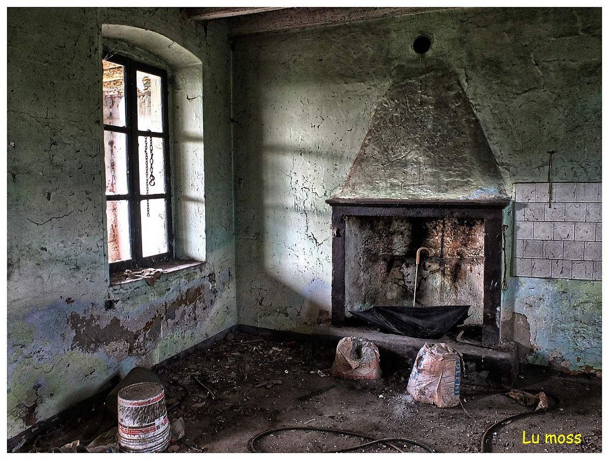 Abbandono, il camino non fuma più.