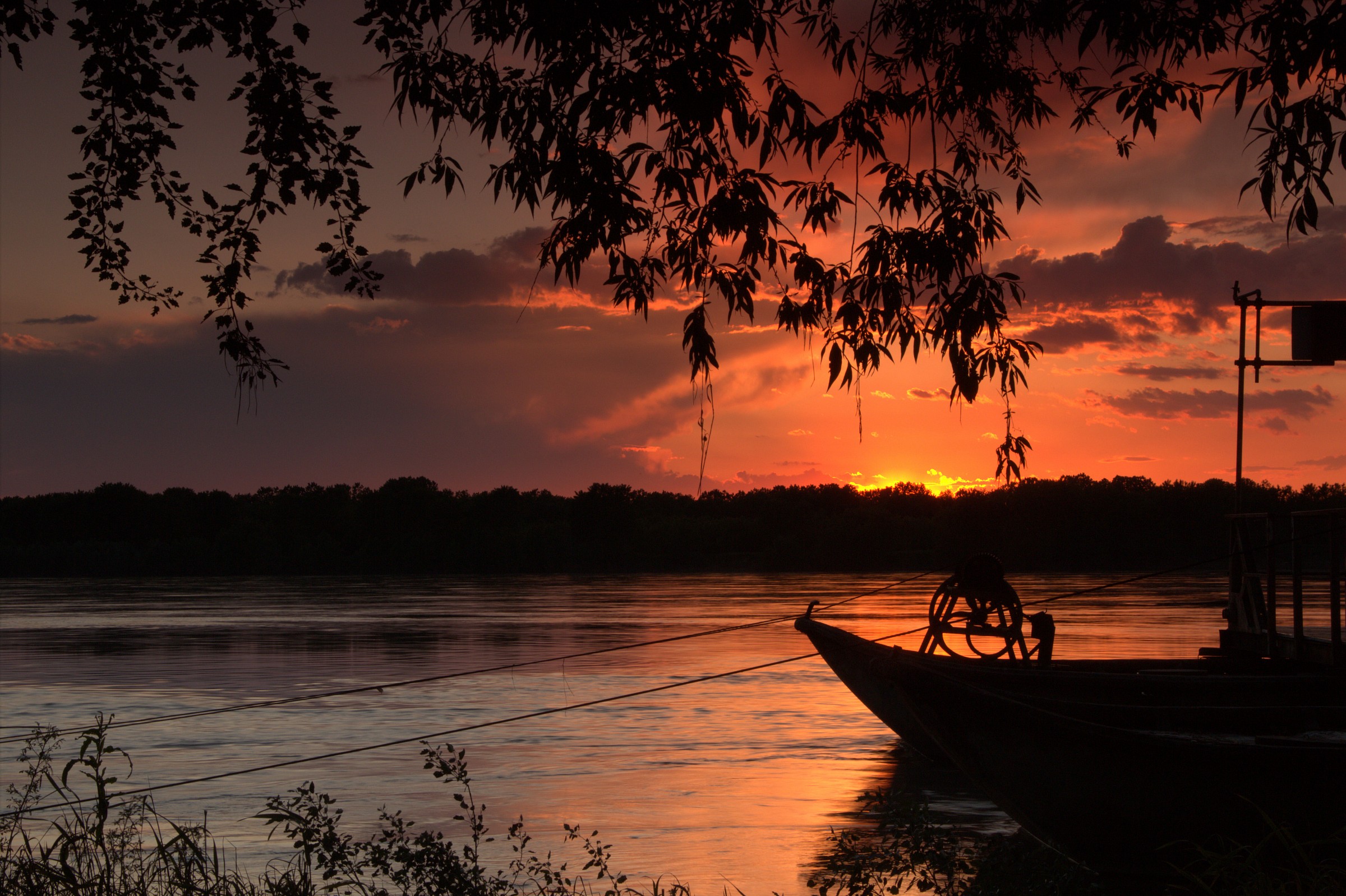 Tramonto sul Po in piena