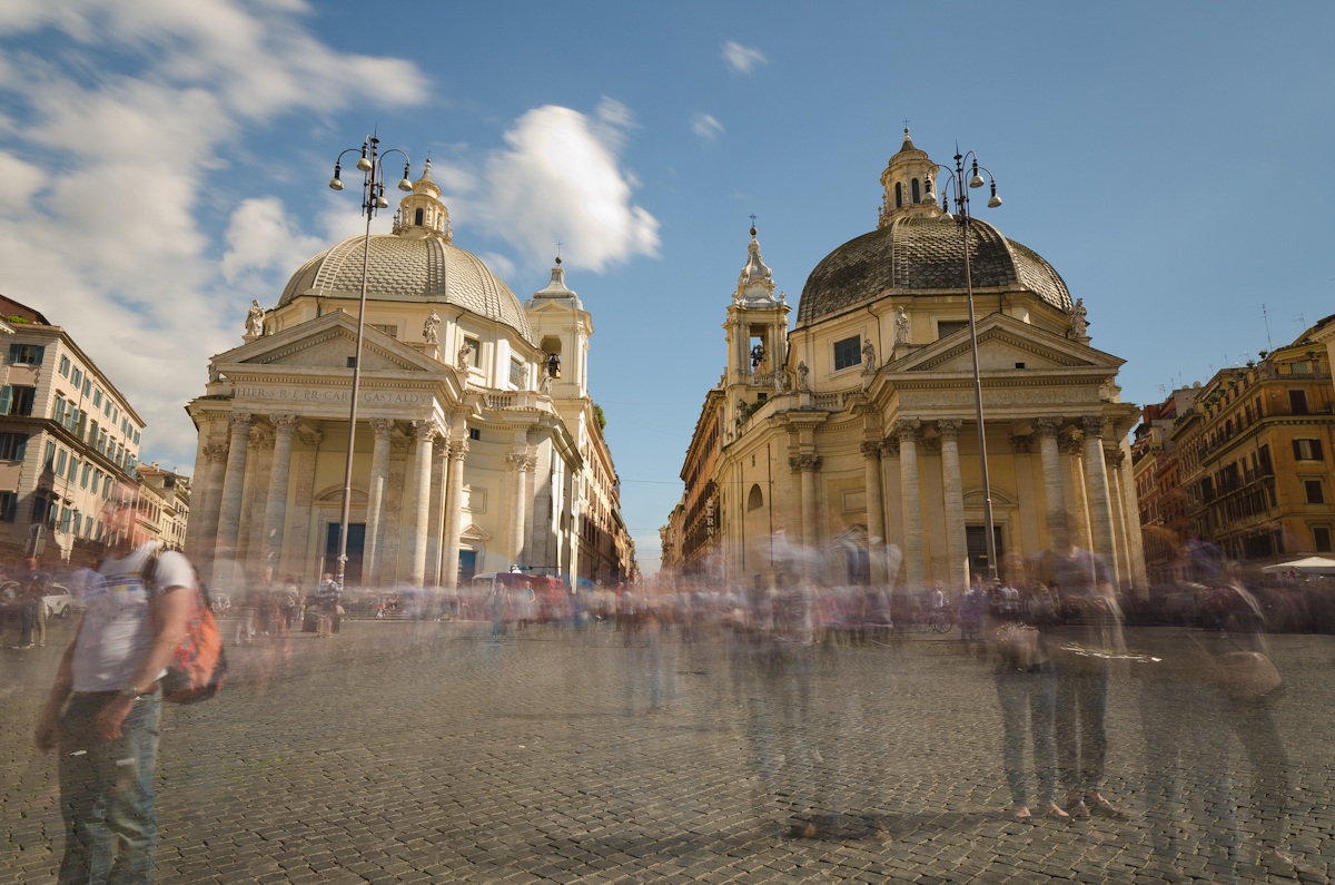 Turismo romano..Piazza del popolo in movimento!