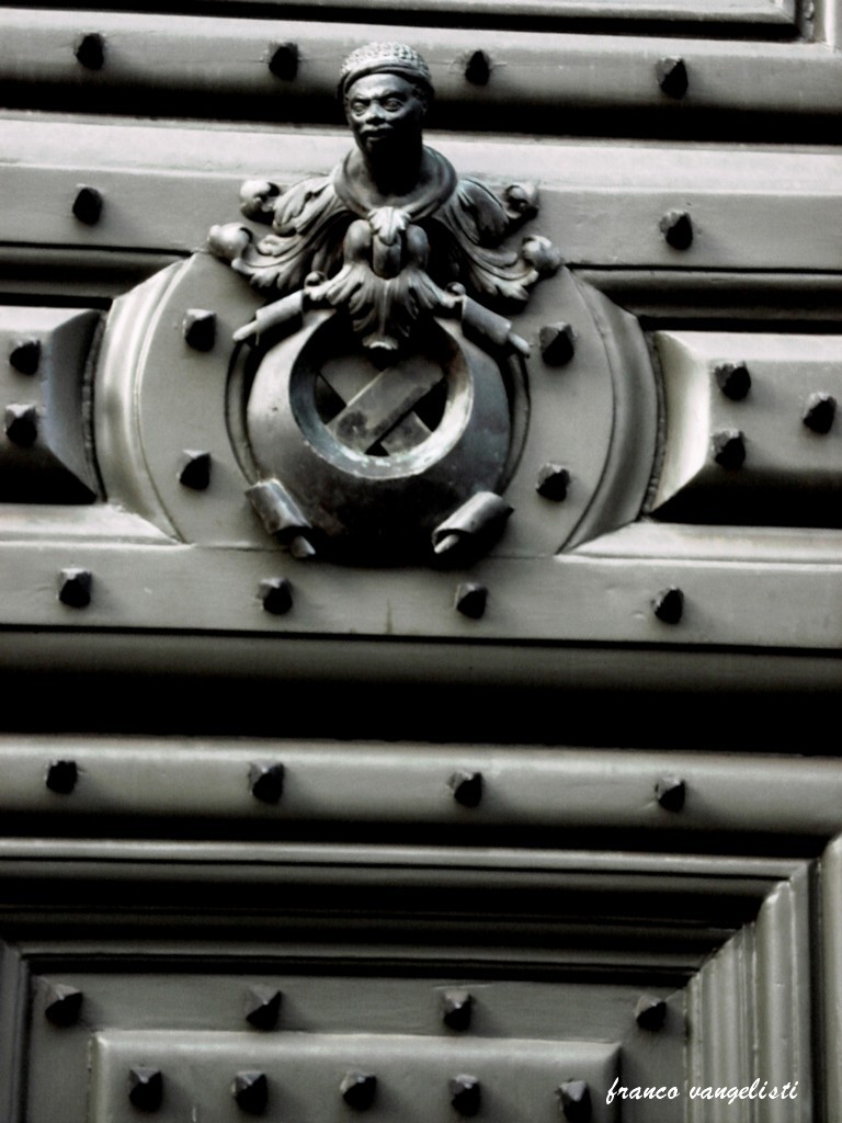 p.zzo Bernardini particolare del portone