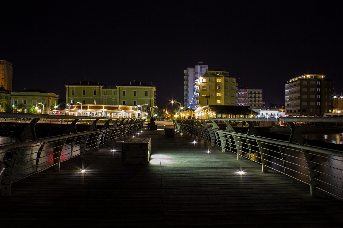Pesaro il moletto di notte