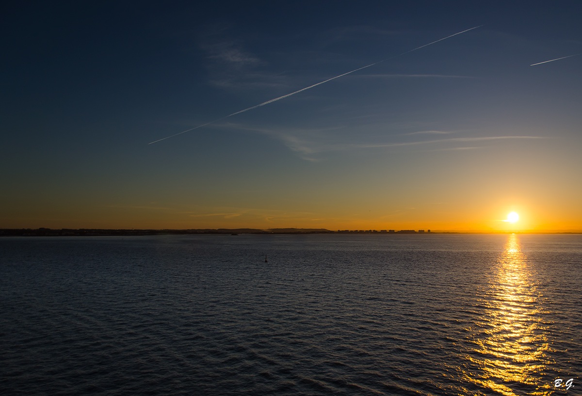 Un alba sul nel mare