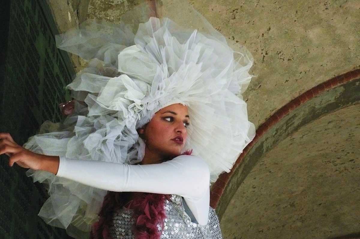 Giovane figurante in piazza Mercanti a Milano