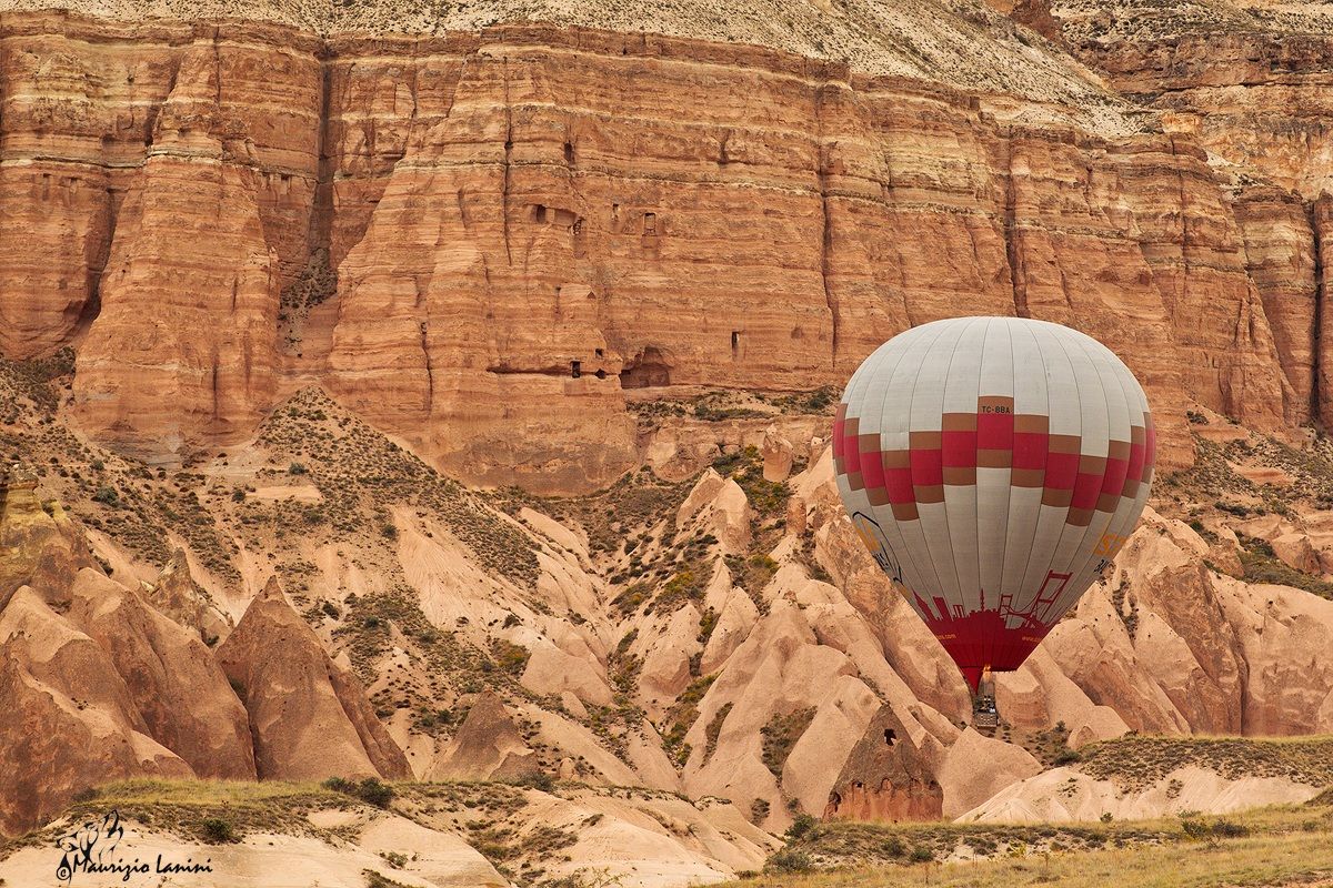 Hot air balloon rose in the valley