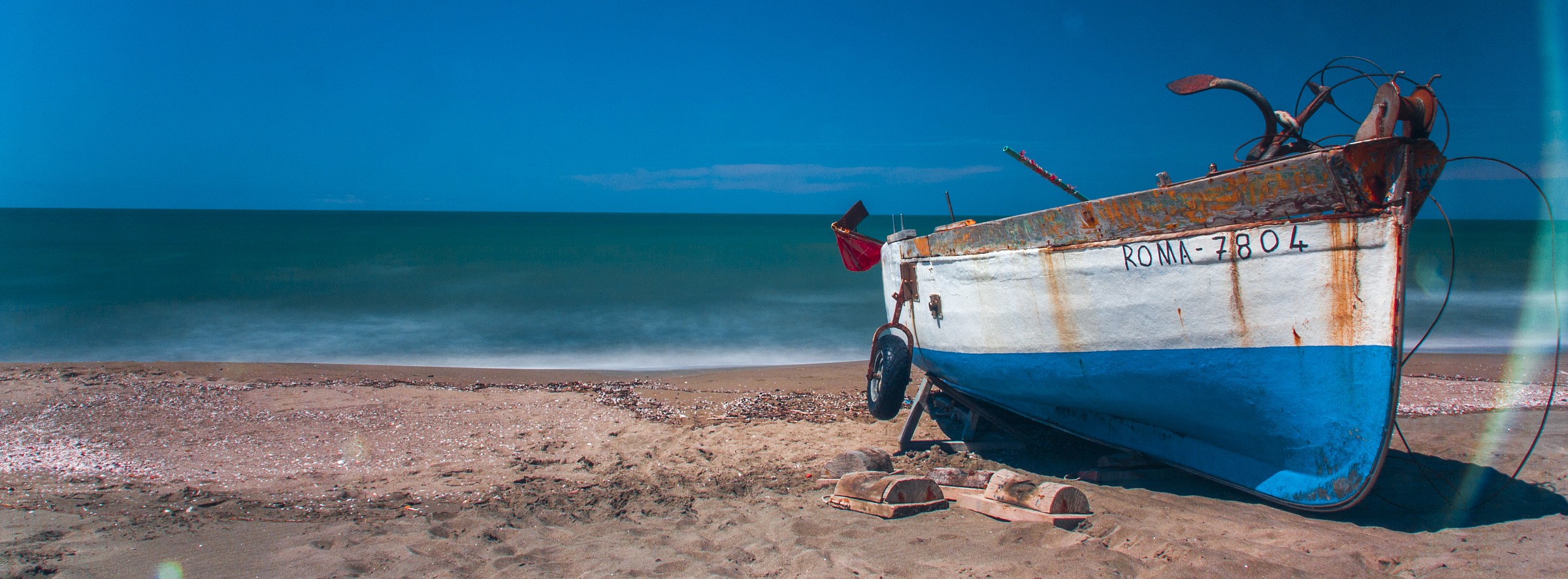 Solita barchetta al mare