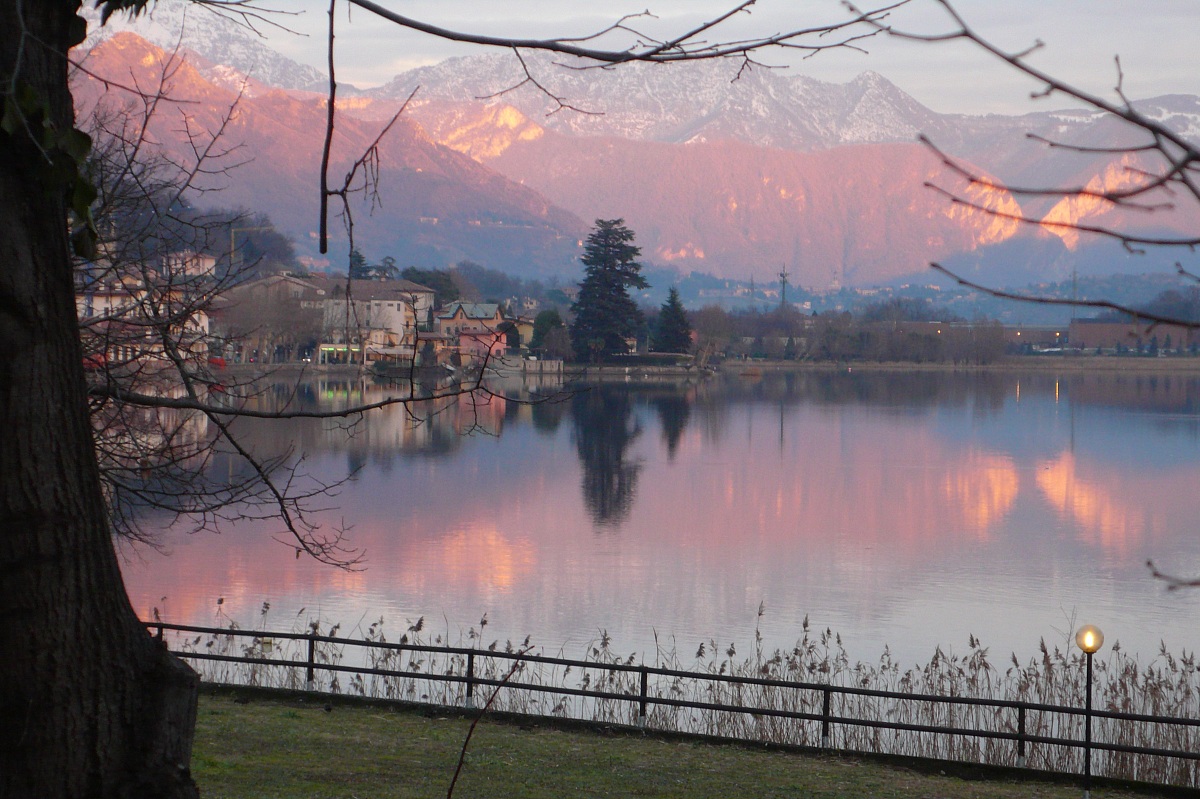 sunset lake pusiano