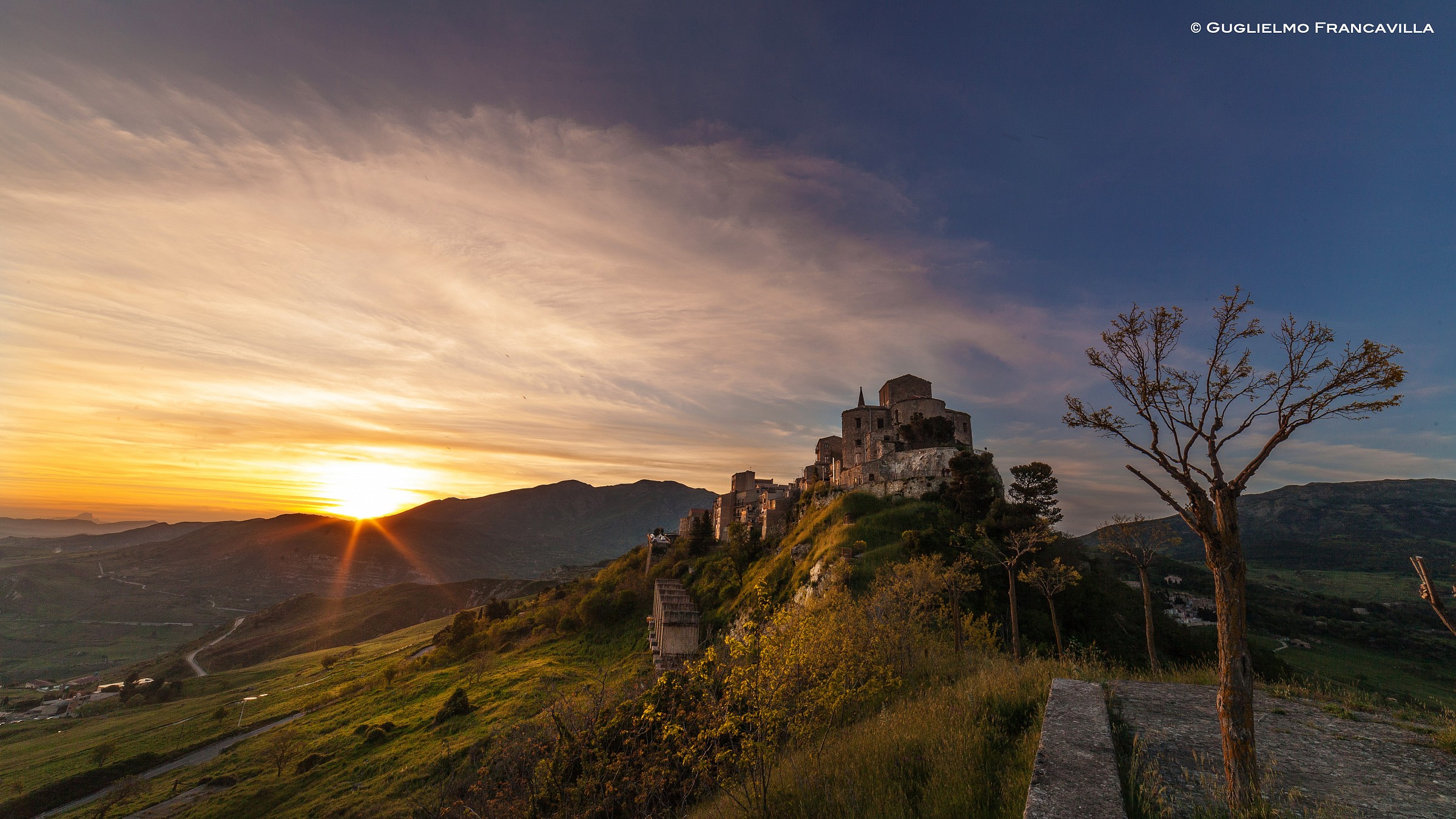 Tramonto dietro la Chiesa di Loreto a Petralia Soprana