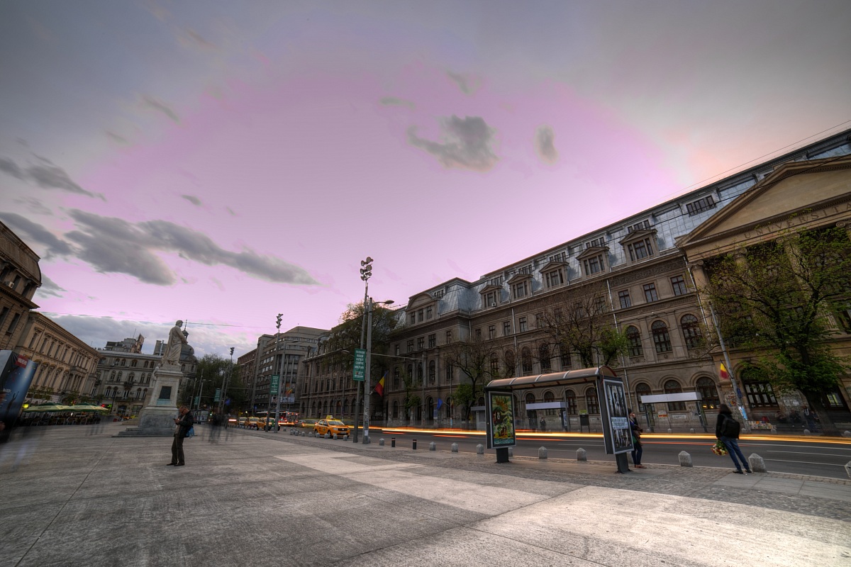 piazza universitati bucarest al tramonto