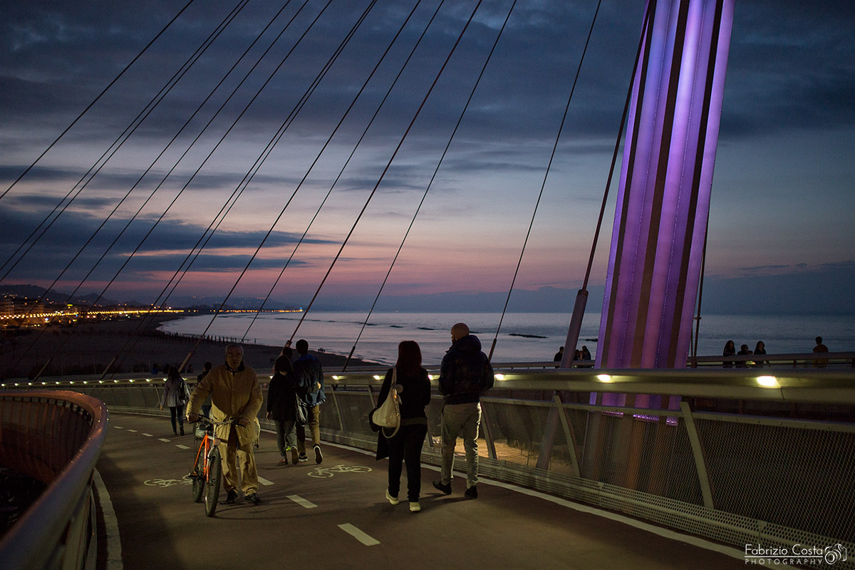 Passanti al crepuscolo