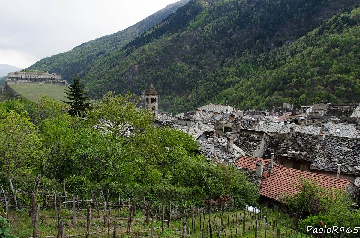 Exilles, i suoi tetti e il forte